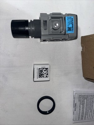 NEW Wilkerson R08-02-F0G0B Regulator with Gauge 1/4 NPT 0 to 125 PSIG Relieving