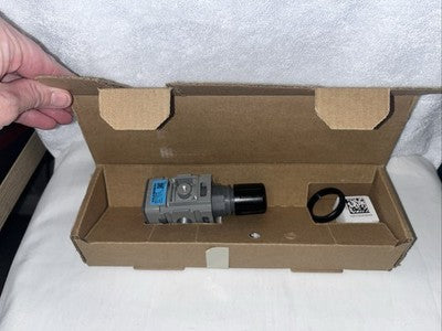NEW Wilkerson R08-02-F0G0B Regulator with Gauge 1/4 NPT 0 to 125 PSIG Relieving