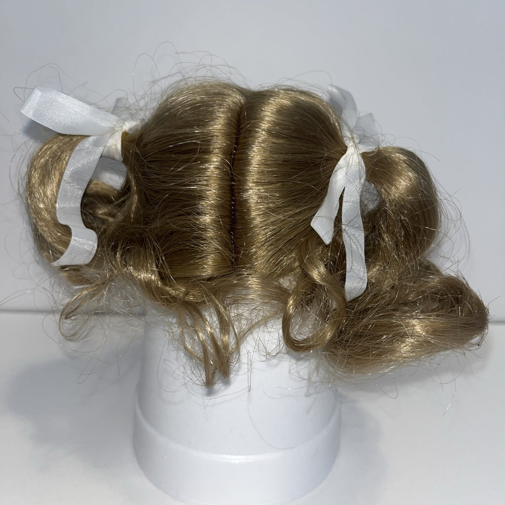 NWT Dollspart 10â Honey Blonde DOLL WIG synthetic short Pigtails Curly White Bow
