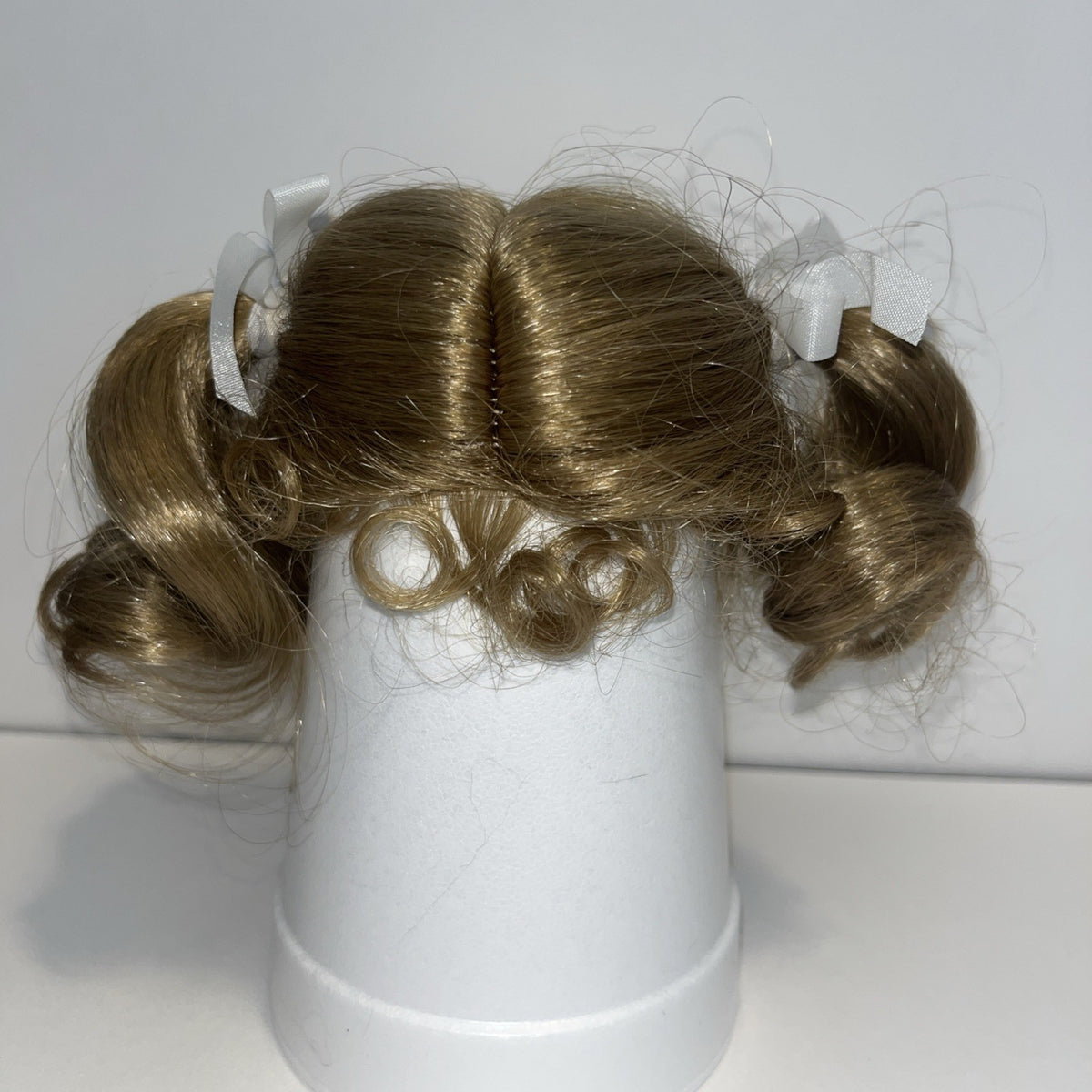 NWT Dollspart 10â Honey Blonde DOLL WIG synthetic short Pigtails Curly White Bow