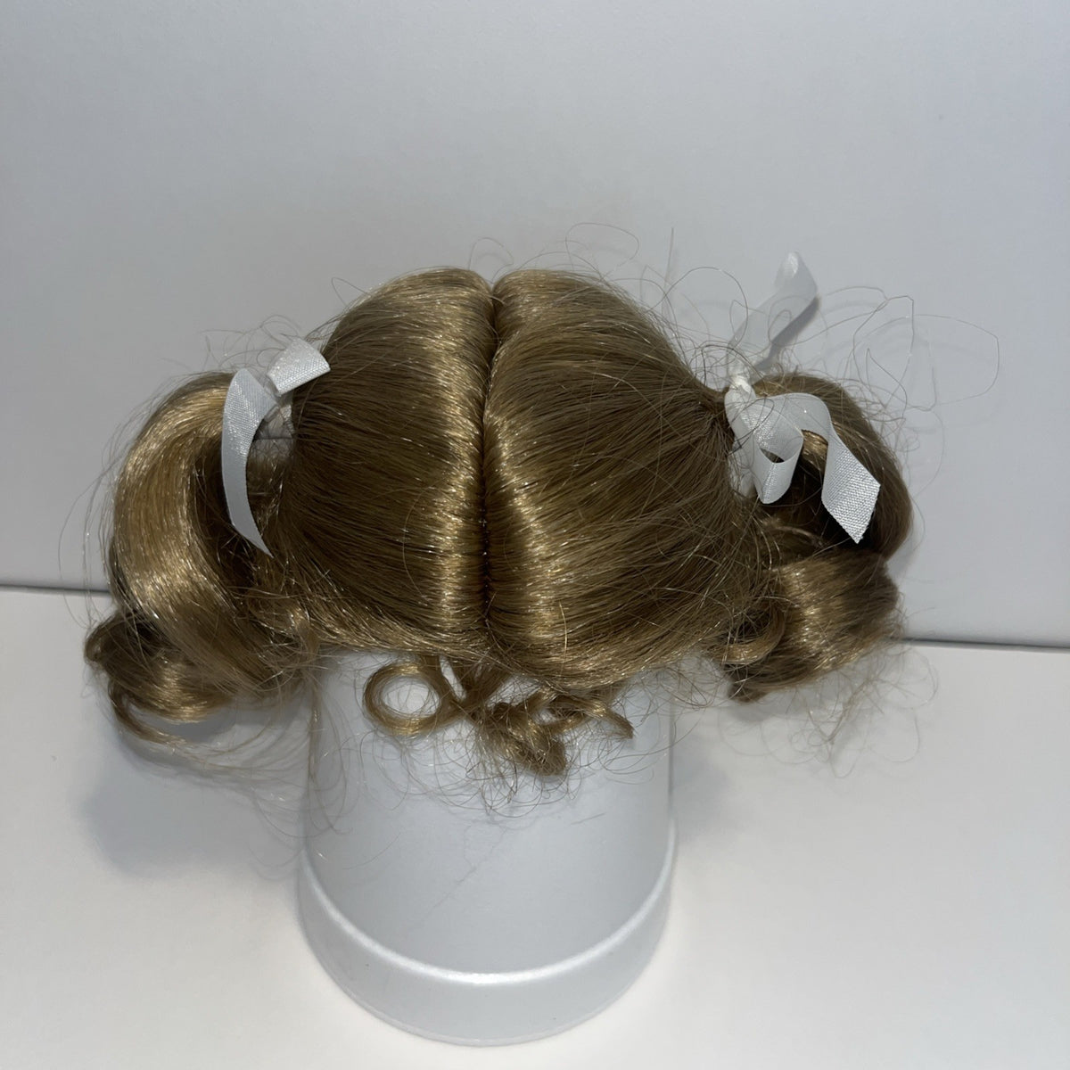 NWT Dollspart 10â Honey Blonde DOLL WIG synthetic short Pigtails Curly White Bow